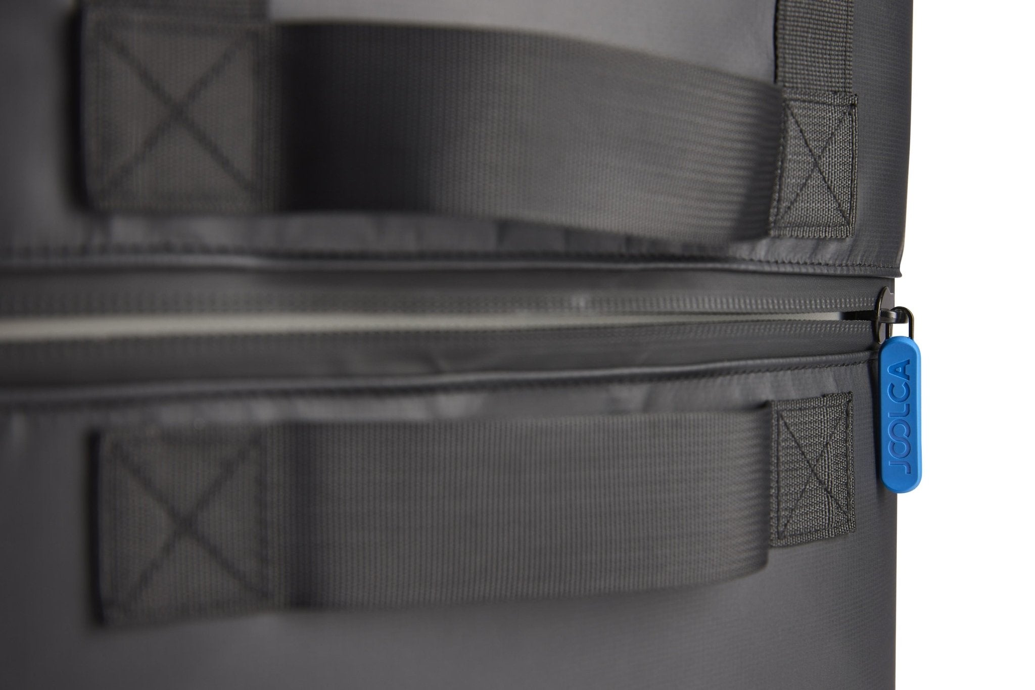 Close-up of the zip running around the middle of the carry bag